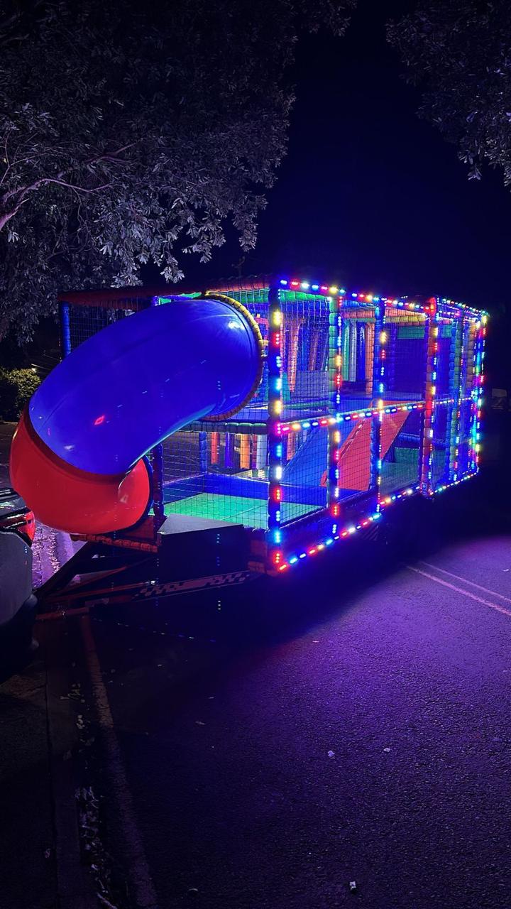 Carreta Playground Land Toys iluminada com LED colorido em evento noturno