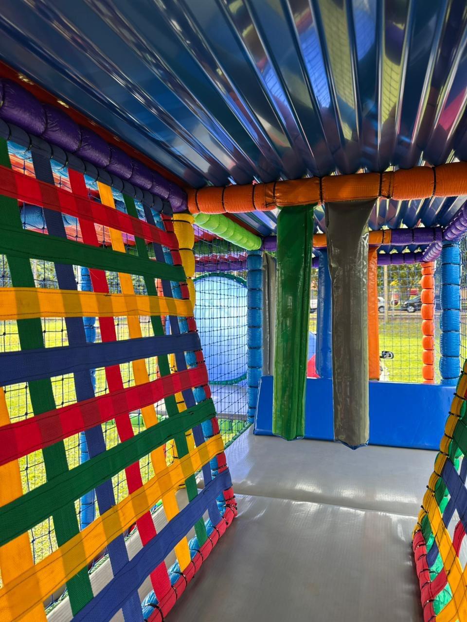 Redes laterais trançadas coloridas e estrutura acolchoada da Carreta Playground Land Toys